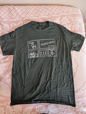 Gildan Forest Green Short Sleeve Graphic Tee- Throne Of Glass
